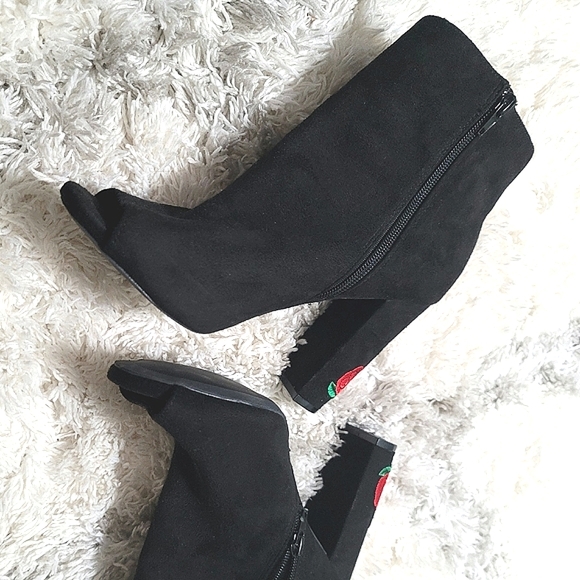 Wild Diva Faux Suede Rose Embroidered Almond Toe Booties Boots Size 9 - Picture 6 of 10